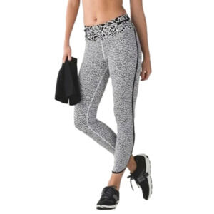 Lululemon Real Quick Tight Crops Miss Mosaic  White Posey Black White Size 8